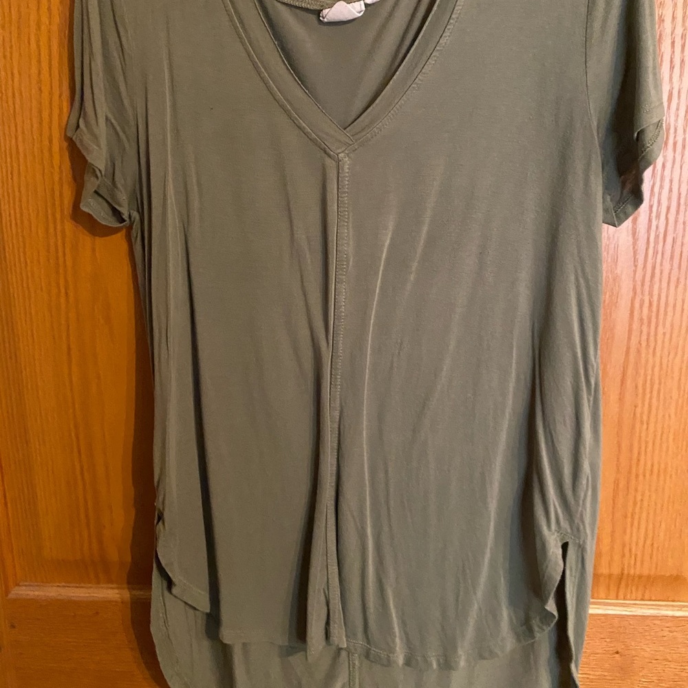 ✨White Crow Green Top!✨ Great condition no stains!